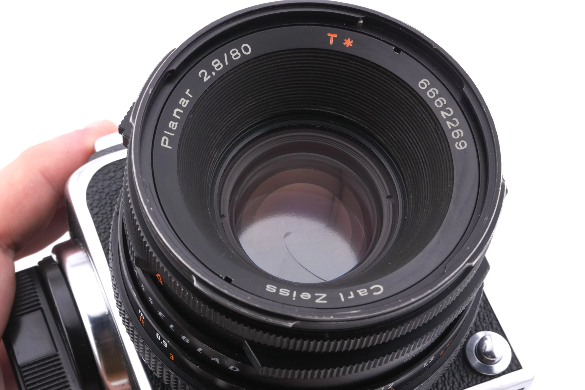 Hasselblad 500C/M (Silver, 10026) + 80mm f2.8 Planar T* CF (20029) + A12 Film Magazine (Silver, 30074) + Waist Level Finder (Old / Silver, 42021) + Standard Focusing Screen (42161) - Image 7