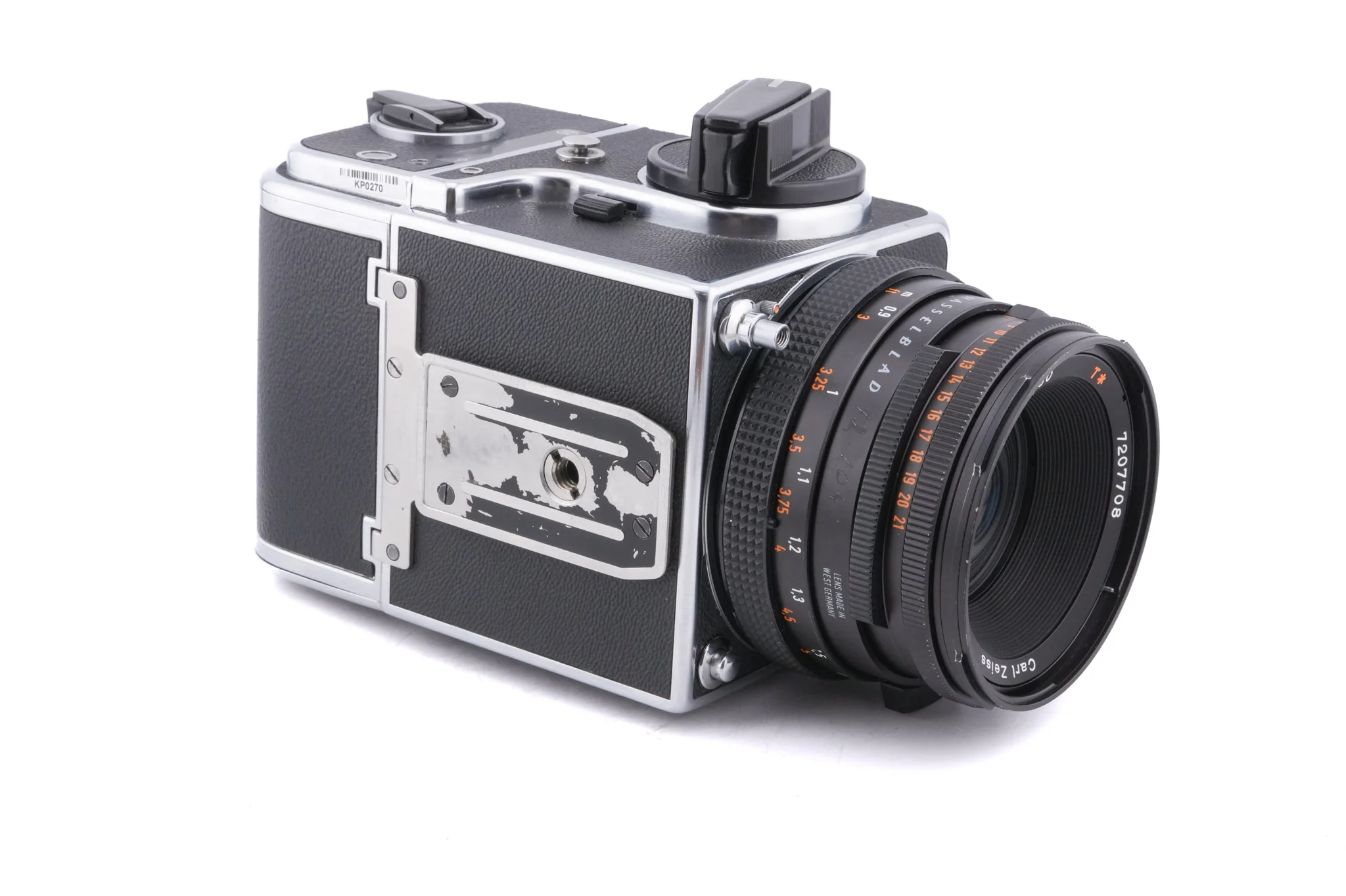 Hasselblad 500C/M (Silver, 10026) + 80mm f2.8 Planar T* CF (20029) + A12 Film Magazine (Silver, 30074) + Checked Focusing Screen with Central Grid (42250) + Waist Level Finder (Old / Silver, 42021) - Image 6