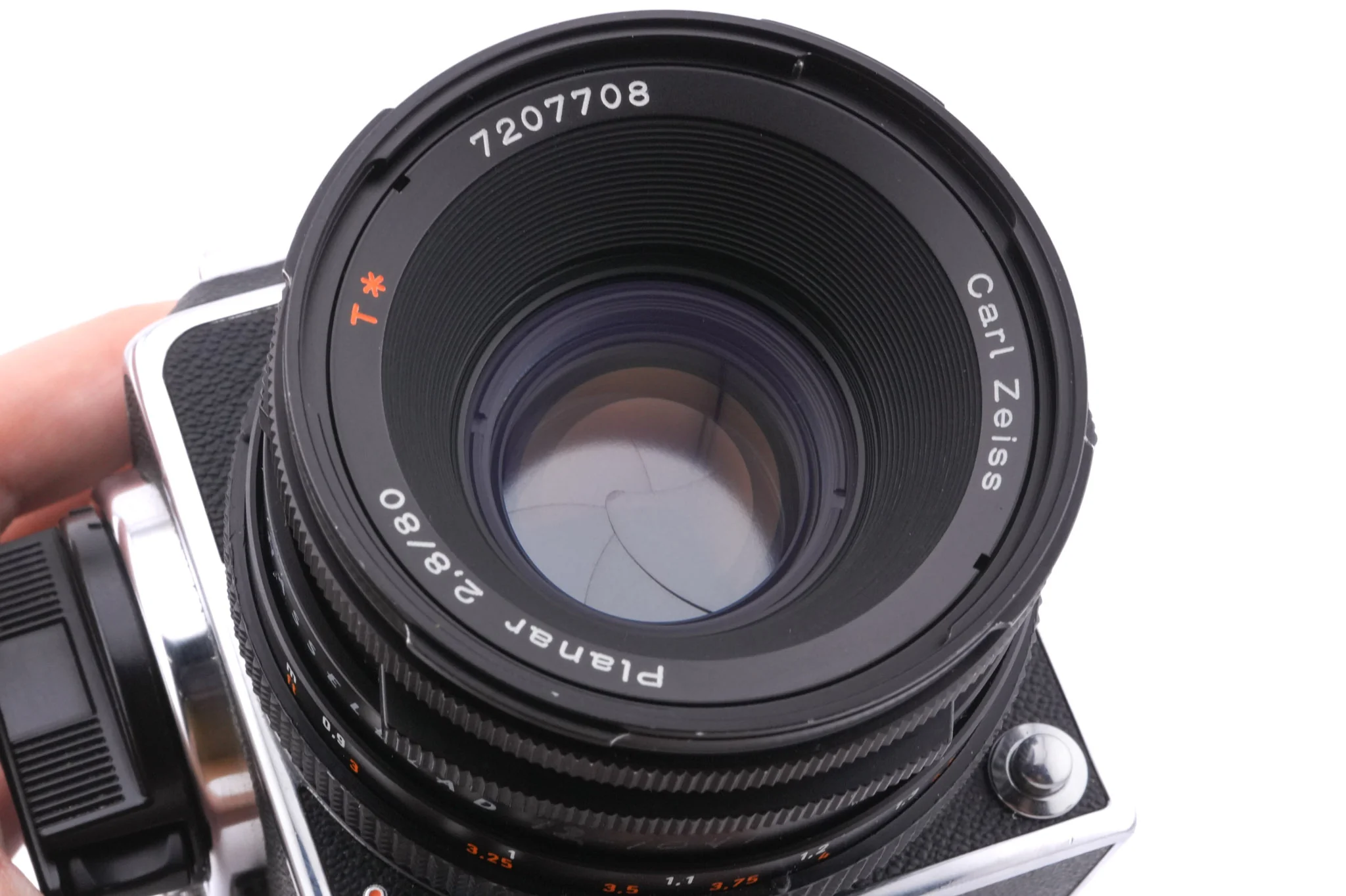 Hasselblad 500C/M (Silver, 10026) + 80mm f2.8 Planar T* CF (20029) + A12 Film Magazine (Silver, 30074) + Checked Focusing Screen with Central Grid (42250) + Waist Level Finder (Old / Silver, 42021) - Image 7