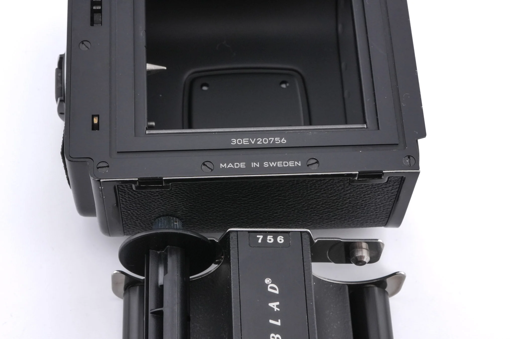 Hasselblad 501C (11045) + 80mm f2.8 Planar T* C (New) (20029) + A12N Film Magazine + Waist Level Finder (New / Black, 42323) + Acute Matte Focusing Screen (42165) - Image 13