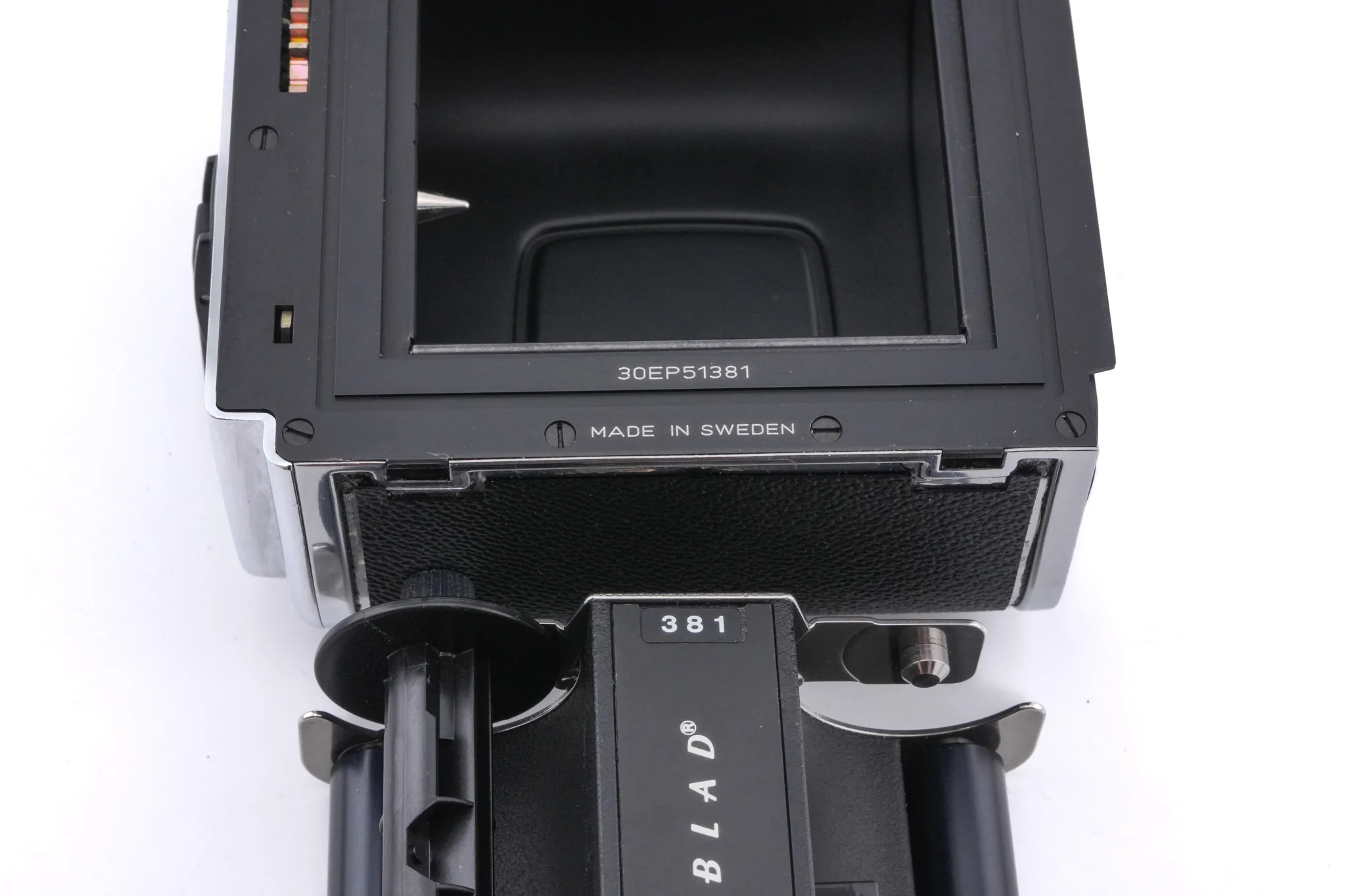 Hasselblad 503CX (Silver, 10026) + A12N Film Magazine + Waist Level Finder (New / Chrome, 42315) + Acute Matte Focusing Screen (42165) - Image 13