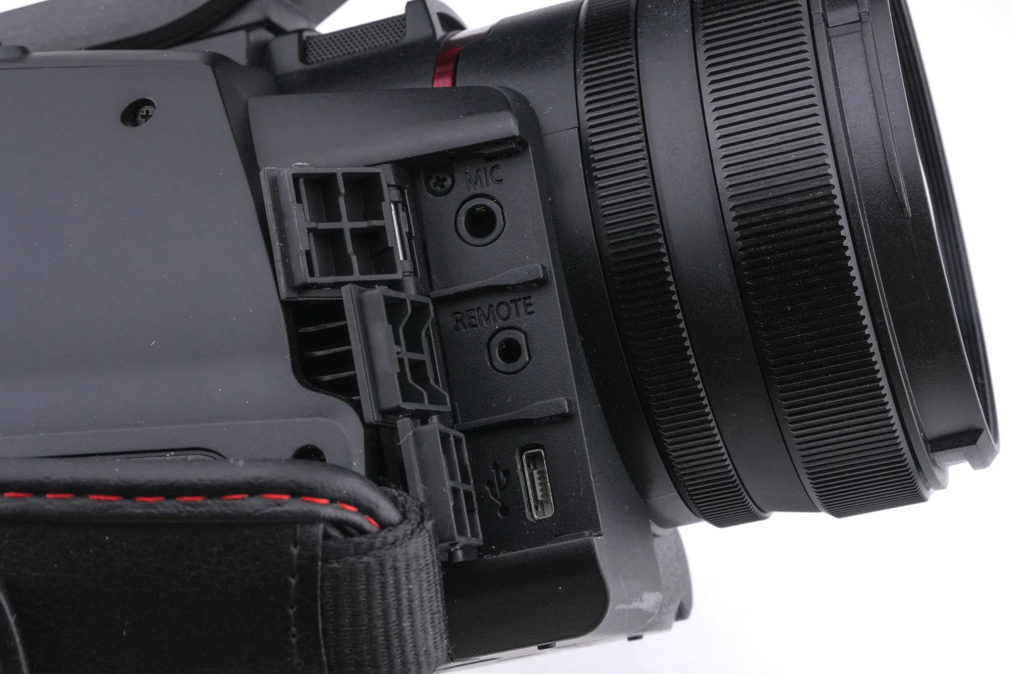 Panasonic HC-X2000 - Image 9